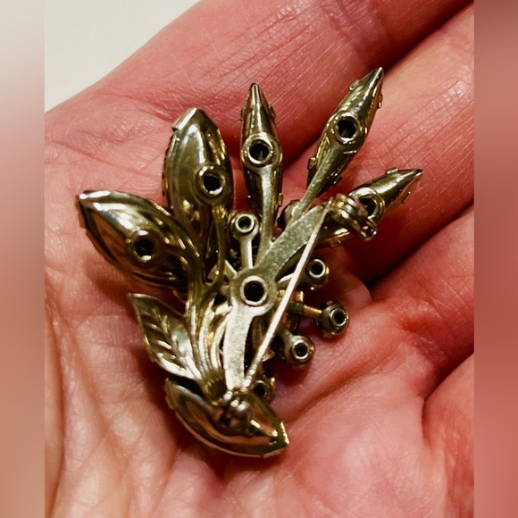 Vintage 1950s Showstopper – Olivine & Aurora Borealis Austrian Crystal Brooch - Picture 3 of 10